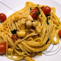 Linguine with bay scallops, bacon, and tomatoes A picture of Linguine with bay scallops, bacon, and tomatoes.
