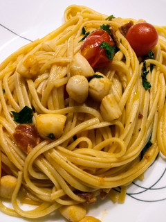 A picture of Linguine with bay scallops, bacon, and tomatoes.
