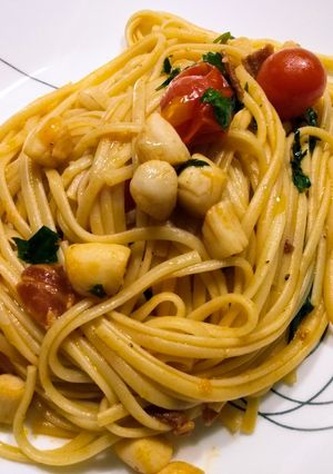 A picture of Linguine with bay scallops, bacon, and tomatoes.