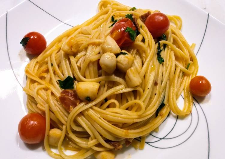 Linguine with bay scallops, bacon, and tomatoes