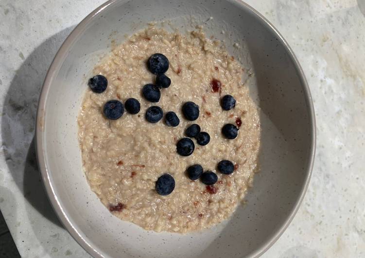 Step-by-Step Guide to Make Homemade Porridge with blueberries and strawberry jam