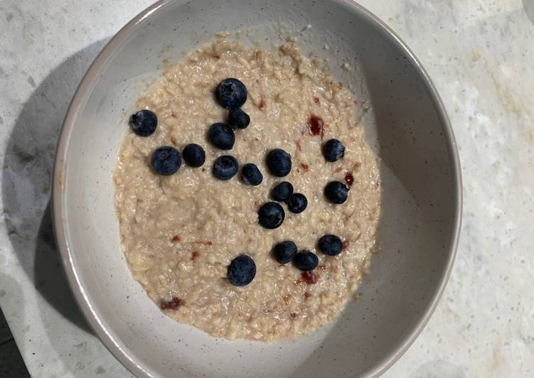 Porridge with blueberries and strawberry jam