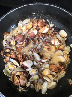 Una foto de Almejas en salsa de brandy con cebolla