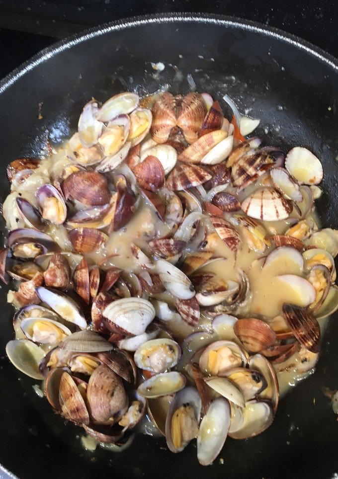 Una foto de Almejas en salsa de brandy con cebolla