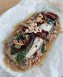Bacalao en papillote con cebolla caramelizada, champiñones y tomate seco