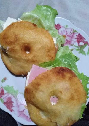Una foto de Arepa frita 🇻🇪 de ensalada fresca