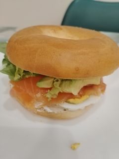Una foto de Bagel de salmón