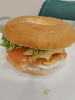 Una foto de Bagel de salmón