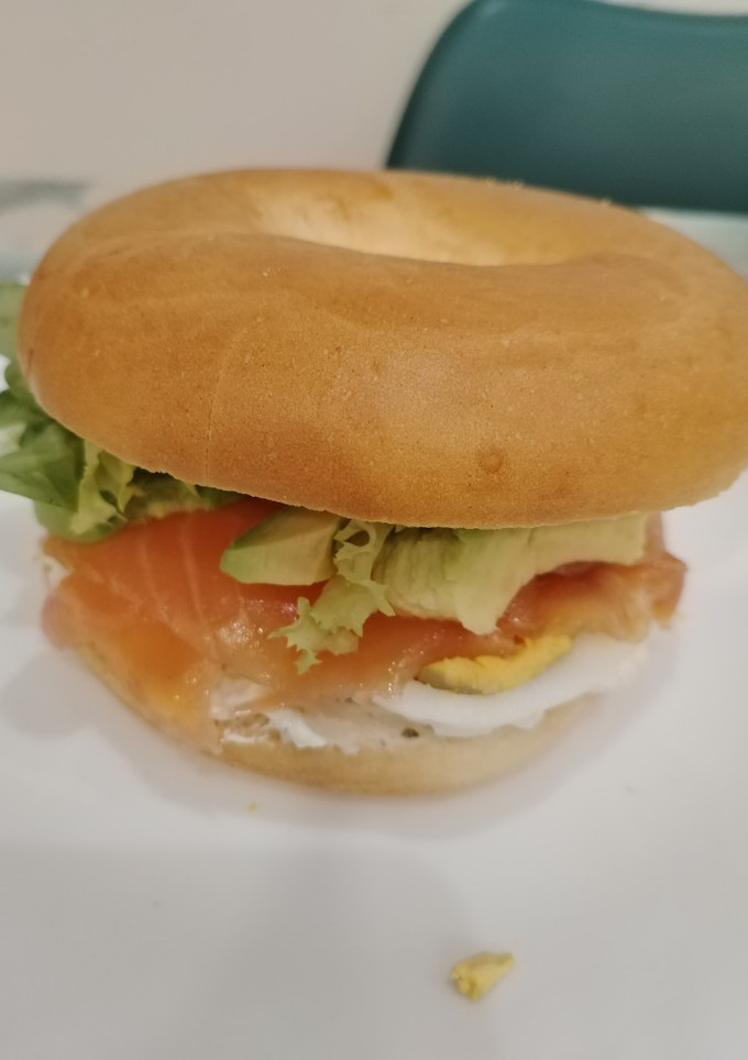 Una foto de Bagel de salmón