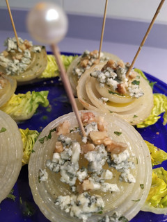 Una foto de Cebollas asadas al queso azul
