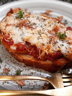 Una foto de Tosta de pollo a la parmesana