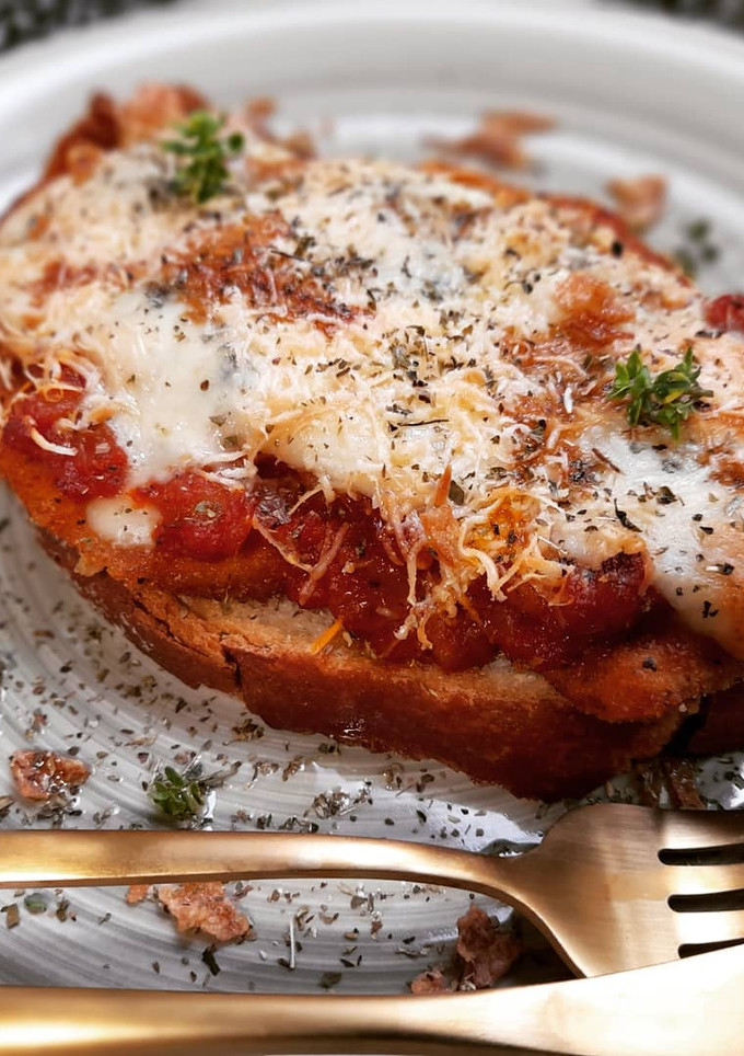Una foto de Tosta de pollo a la parmesana