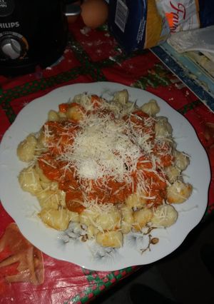Una foto de Ñoquis con salsa de carne