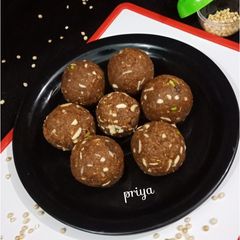 A picture of Jowarichi Bhakri Ladoo orSorghum Ladoo.