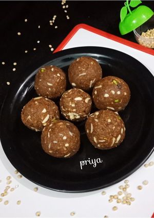 A picture of Jowarichi Bhakri Ladoo orSorghum Ladoo.