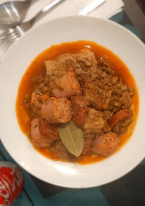 Una foto de Guiso de lentejas con butifarra (estilo español)