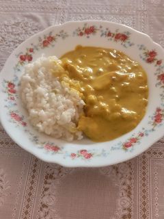 Una foto de 🍛 Arroz con pollo al curry 💛