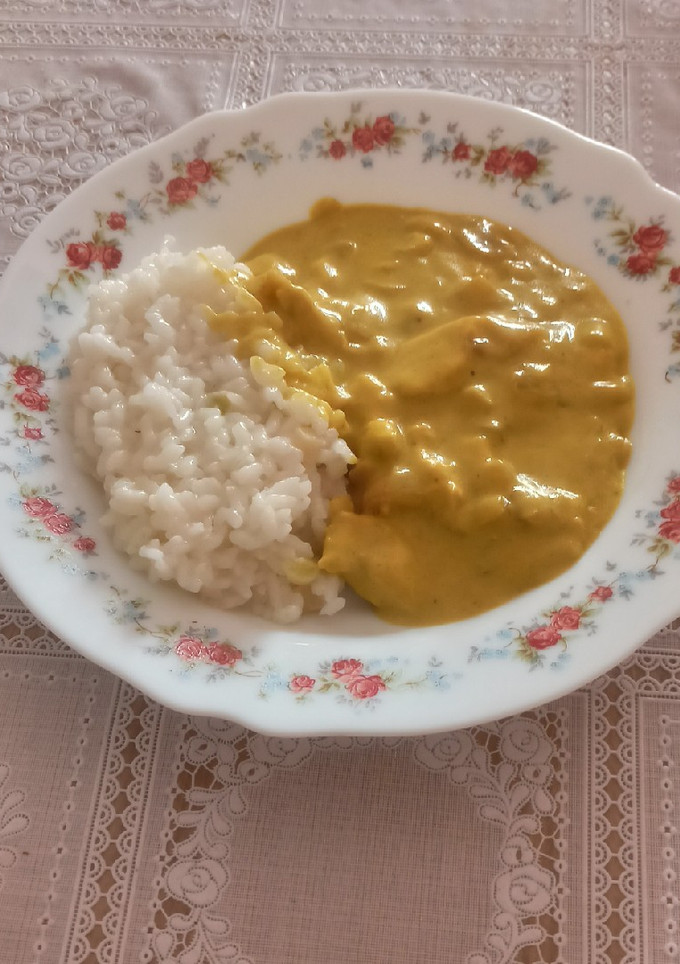 Una foto de 🍛 Arroz con pollo al curry 💛