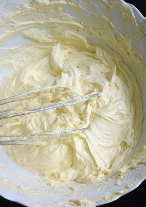 A picture of Vanilla Buttercream icing.