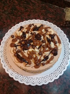 Una foto de Cheesecake de dulce de leche con banana split y salsa de chocolate