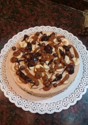 Una foto de Cheesecake de dulce de leche con banana split y salsa de chocolate