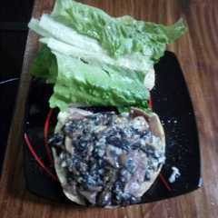 Una foto de Sandwich de jamón, huevo y champiñones