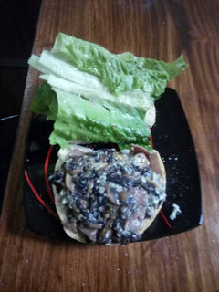 Una foto de Sandwich de jamón, huevo y champiñones