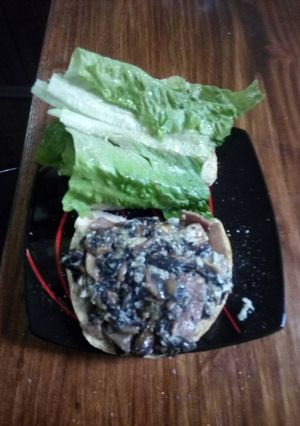 Una foto de Sandwich de jamón, huevo y champiñones