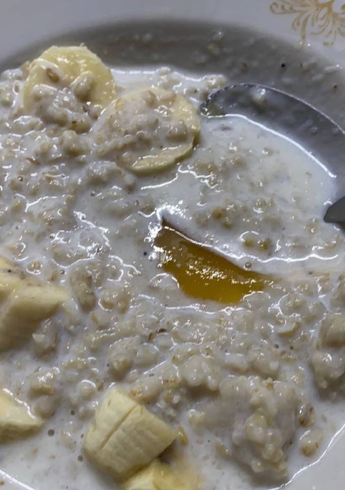 Вівсяна каша із бананами, медом та маком