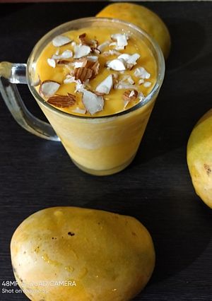 मैंगो मिल्क शेक (Mango Milk Shake recipe in Hindi) रेसिपी मुख्य फोटो