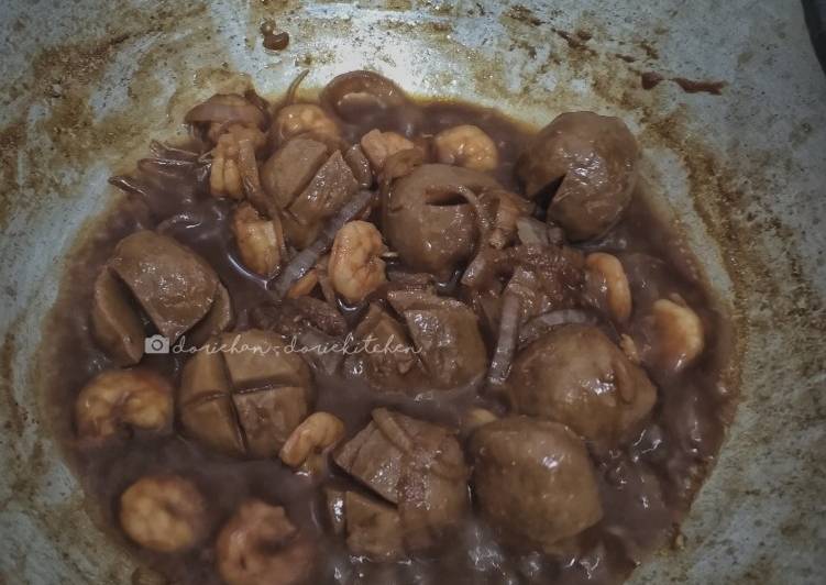 Langkah Mudah untuk Menyiapkan Udang &amp; Bakso masak Kecap yang Lezat