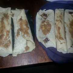Una foto de Paqueques con bananas y chocolate