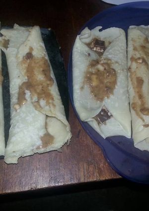 Una foto de Paqueques con bananas y chocolate