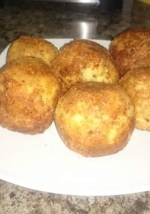 A picture of Potatoe fritters with Minced meat.