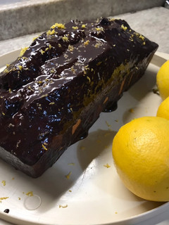 Una foto de Budín de limón 🍋 bañado en chocolate 🍫