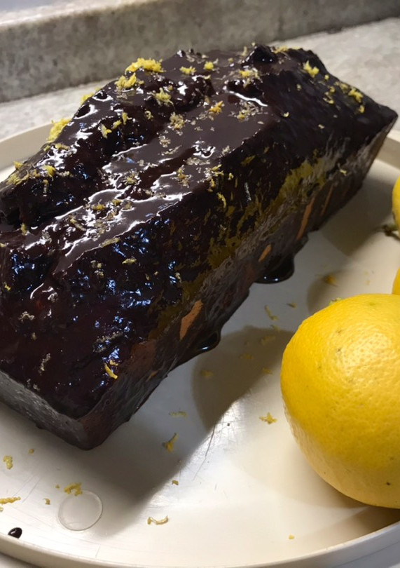 Una foto de Budín de limón 🍋 bañado en chocolate 🍫