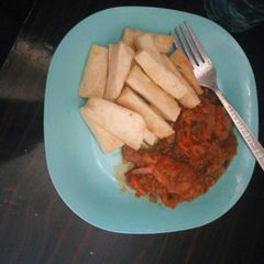 A picture of Fried yam with chicken sauce.