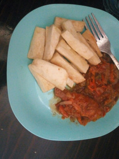 A picture of Fried yam with chicken sauce.