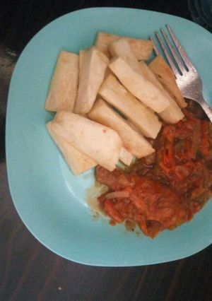 A picture of Fried yam with chicken sauce.