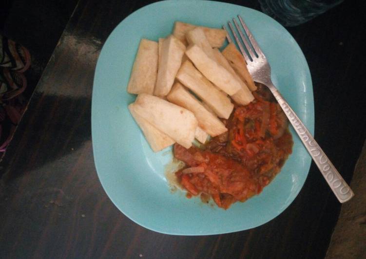 Fried yam with chicken sauce