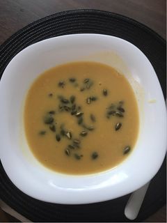 Gyors sütőtökkrémleves pirított tökmaggal recept fotója