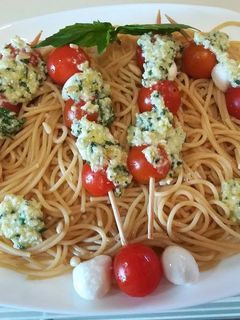 Una foto de Brochetas de ensalada caprese con pesto