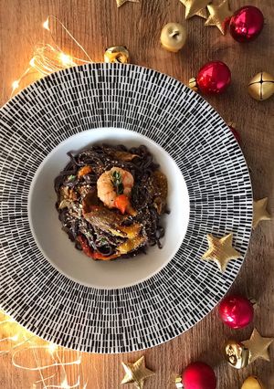 Foto di Noodles di riso nero con gamberi, peperoni e funghi