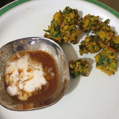 A picture of Methi rice bhajiya.