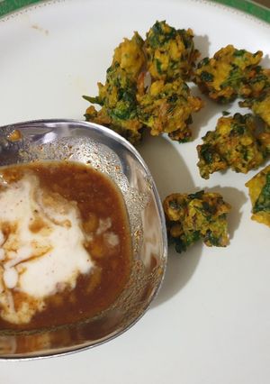 A picture of Methi rice bhajiya.