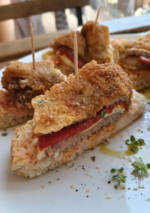 Una foto de Pincho de Cachopo de Piquillo y Brie en Pan de Coca