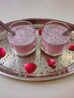 રોઝ ચિયા સીડ મિલ્કશેક (Rose Chia seeds milkshake recipe in Gujarati) રેસીપી મુખ્ય ફોટો