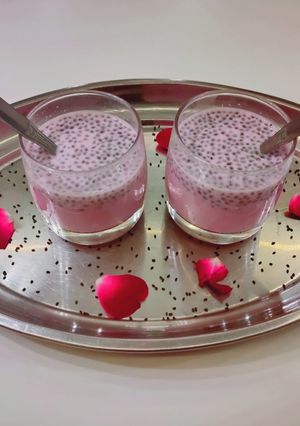 રોઝ ચિયા સીડ મિલ્કશેક (Rose Chia seeds milkshake recipe in Gujarati) રેસીપી મુખ્ય ફોટો