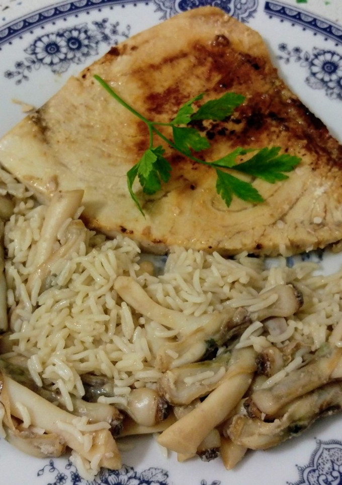 Una foto de Pez espada a la plancha y arroz salteado con navajas