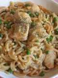 Pasta con pollo y guisantes en salsa especiada